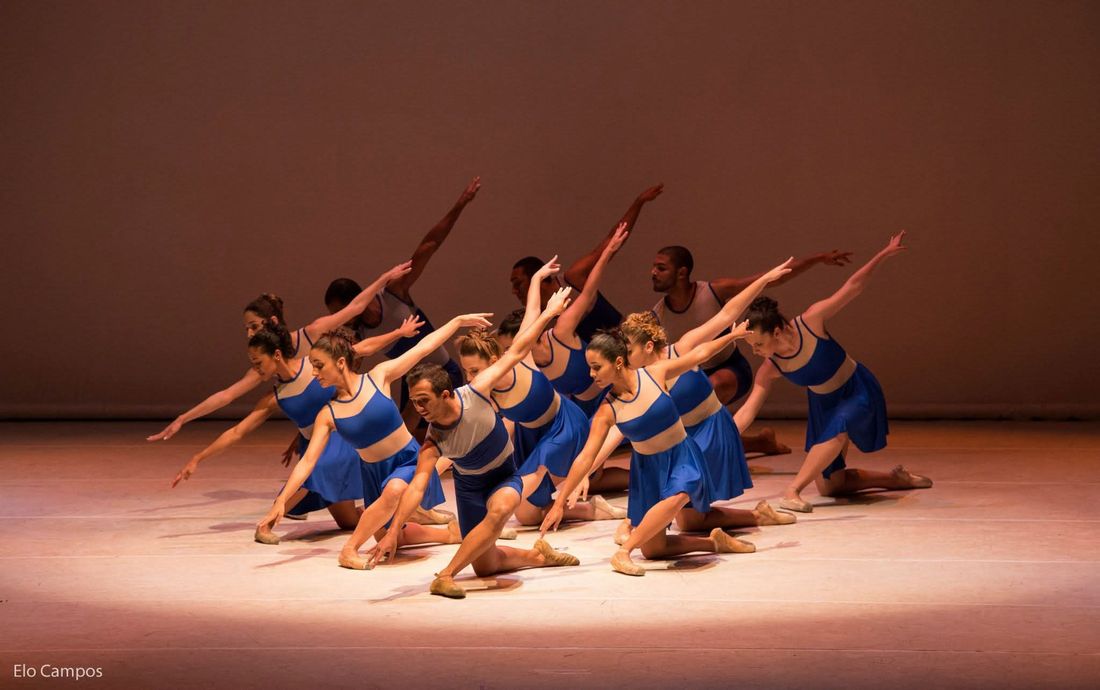 Grupo de dança contemporânea do Filadelfia Dance em coreografia de conjunto