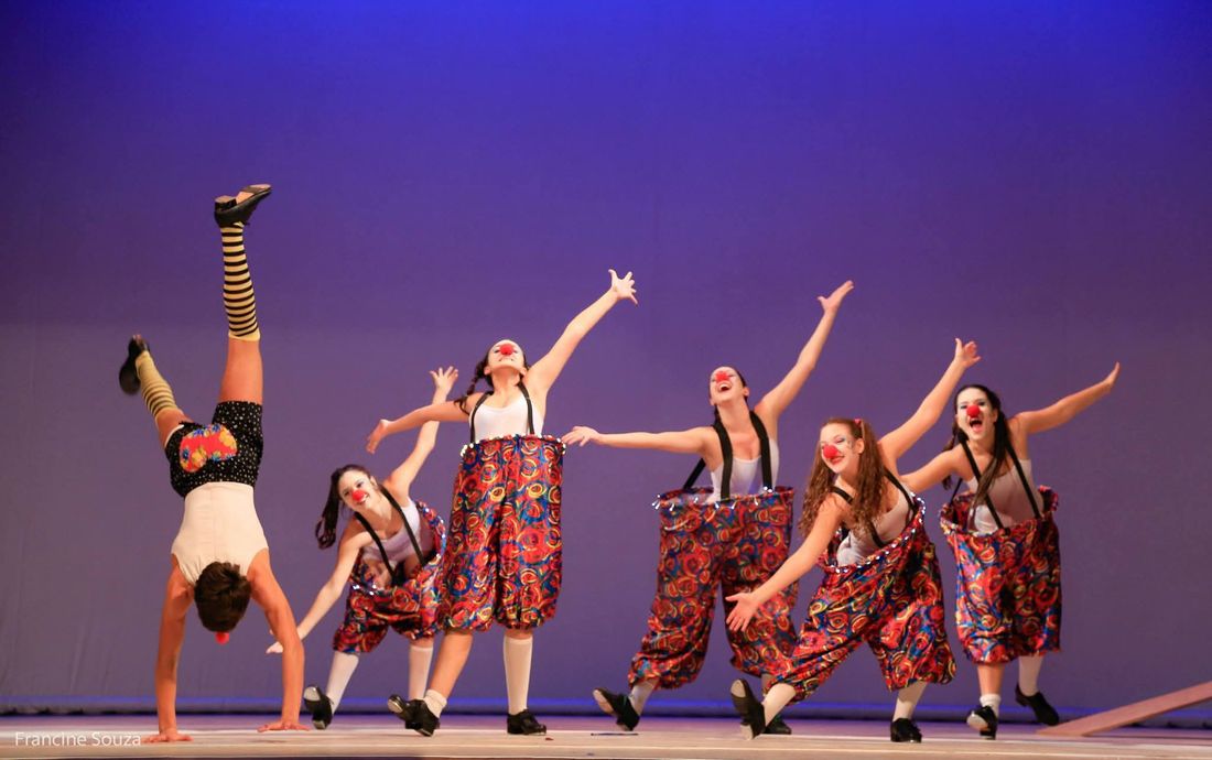 Grupo de dançarinos caracterizados de palhaço no Filadelfia Dance