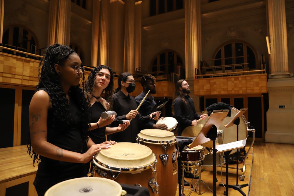 Seção de percussão da USP Filarmônica em teatro