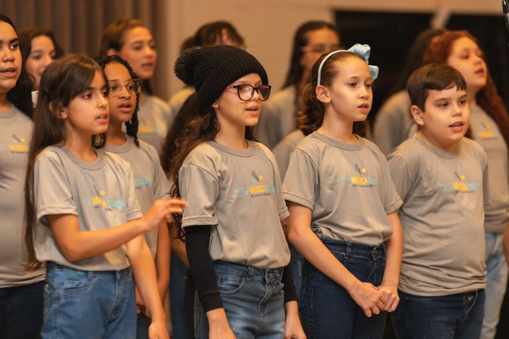 Coral de crianças e adolescentes do USP Música Criança se apresentando