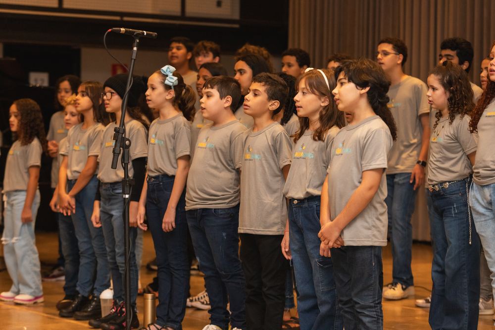 Close de jovens do USP Música Criança cantando em coral