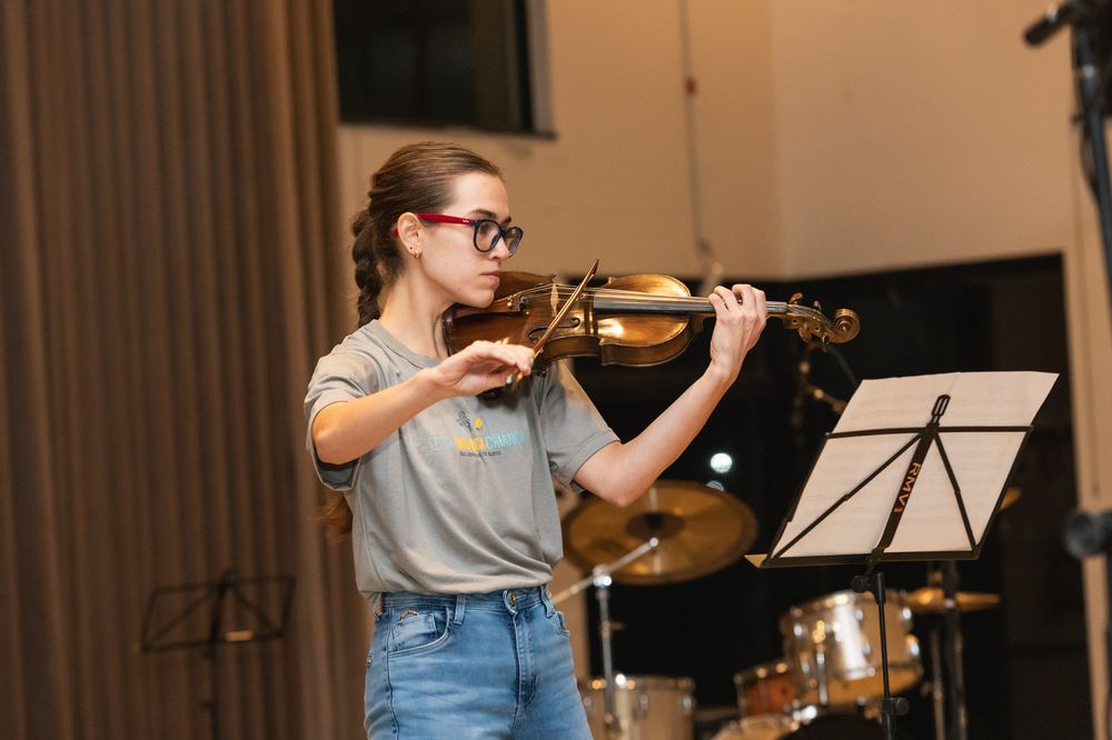 Jovem violinista do USP Música Criança em apresentação