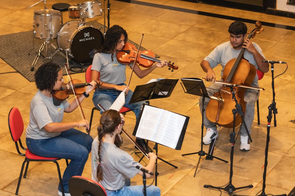 Quarteto de cordas de jovens do USP Música Criança ensaiando