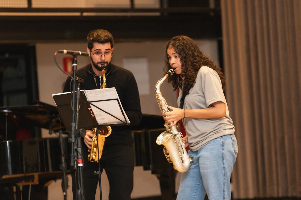 Duo de saxofones em aula do USP Música Criança